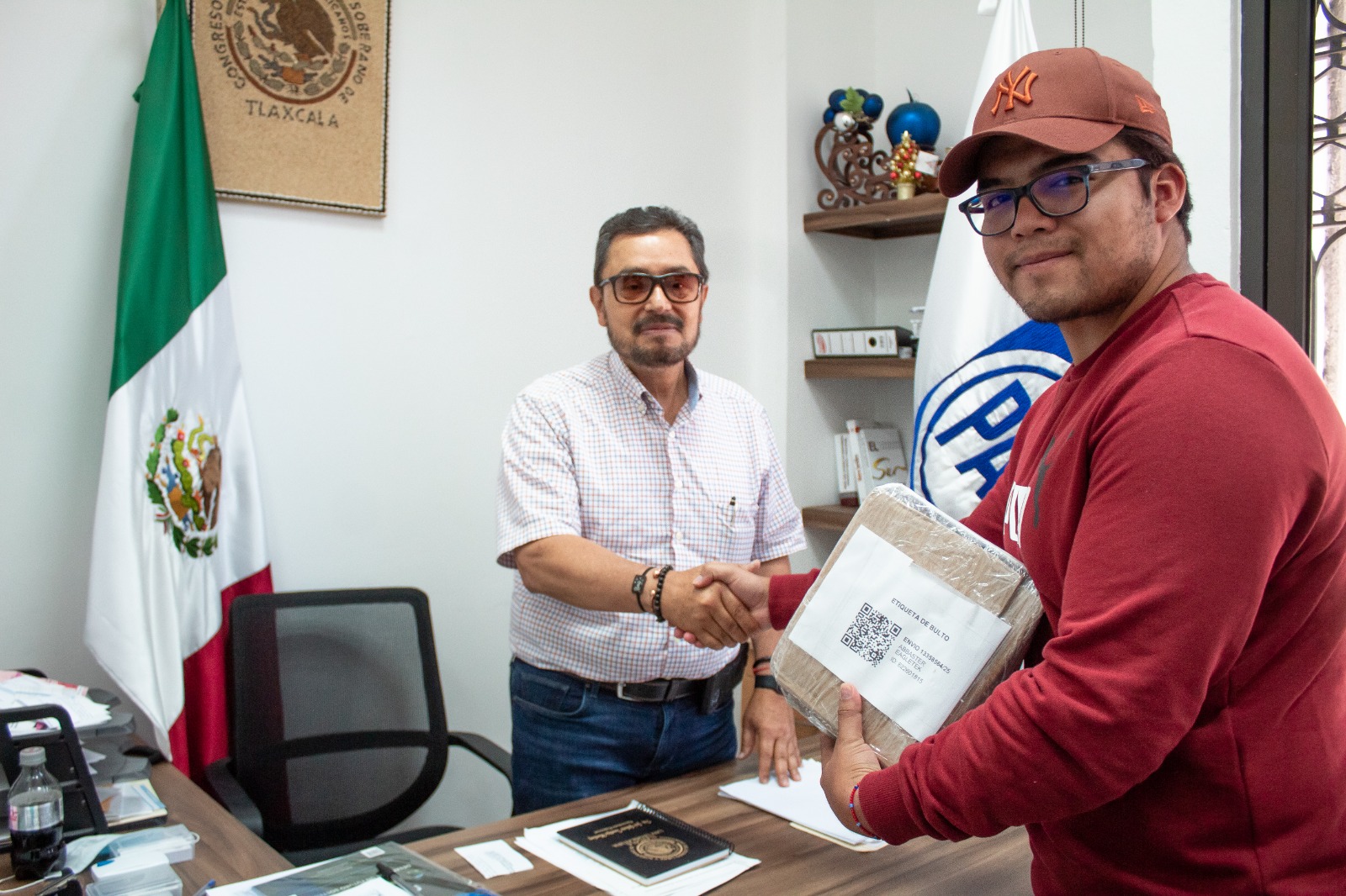 Entrega Pepe Temoltzin alarmas vecinales y cámaras de videovigilancia